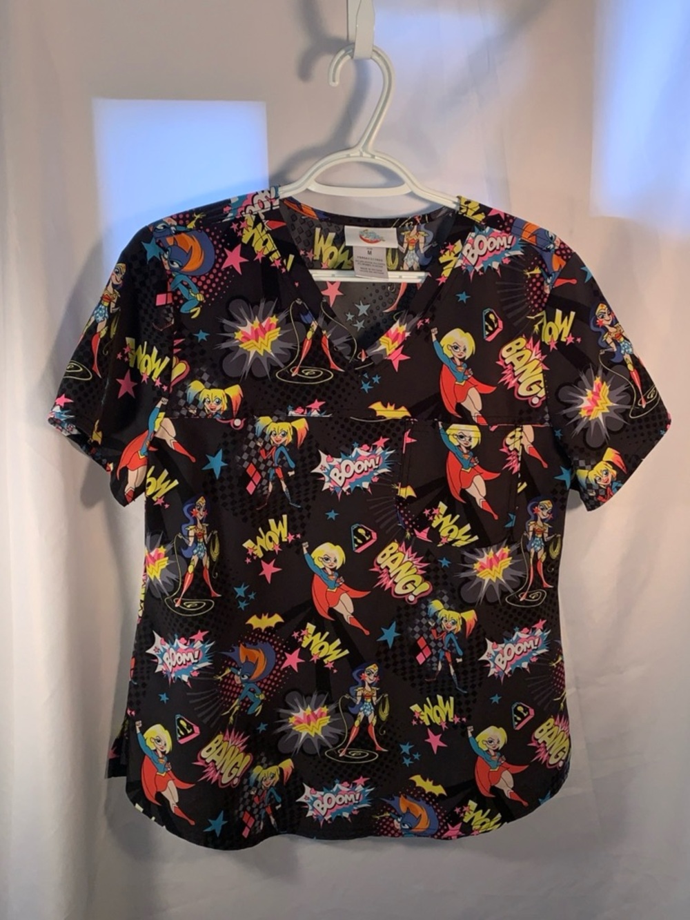 Scrubs DC Super Hero Girls Nurse Scrub Pullover Top Shirt Medium Comic-Print